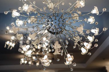 Bir dünya ile avize tavan.