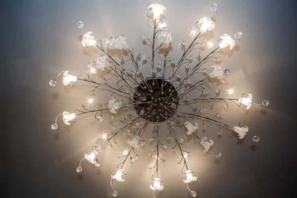 Bir dünya ile avize tavan.