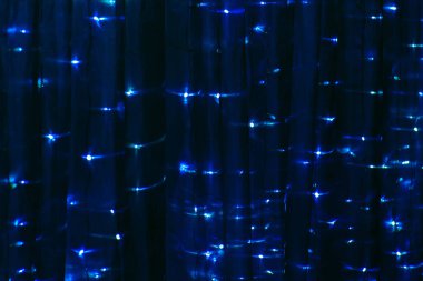 Arka planda ışıklar.