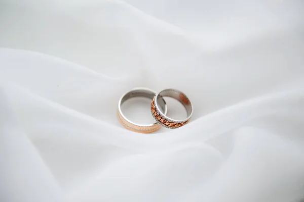 Engagement rings on a soft white background fabric. — Stock Photo, Image