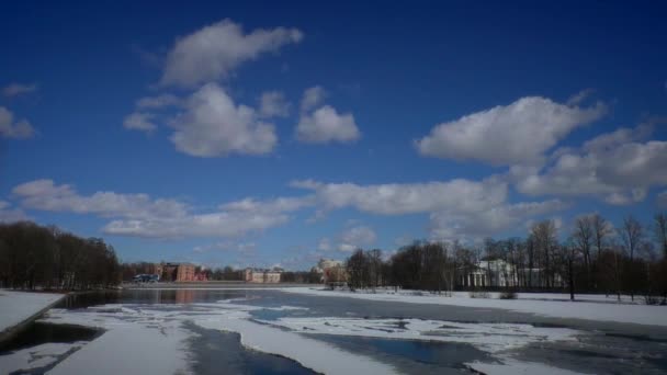 Пейзаж Літає Хмарами Над Замерзлою Річкою Небо Тане Крижана Вода — стокове відео