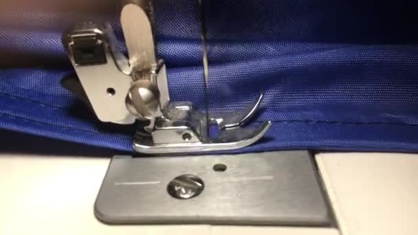 人はミシンに布を縫う ファブリック上の糸をクラッチ — ストック動画
