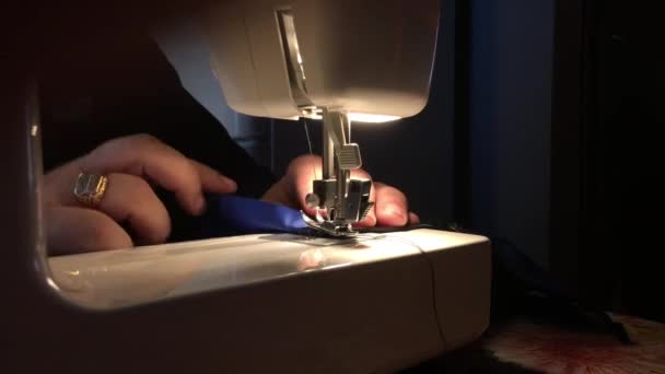 Людина Зшиває Тканину Швейній Машинці Подряпини Нитку Тканині — стокове відео