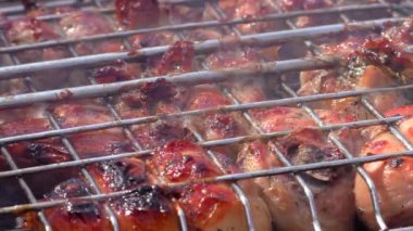 Barbekü eti ateşte kafesiçinde kavrulur. Dışarıdan istirahatte et kavurma.