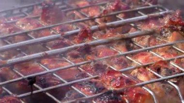 Barbekü eti ateşte kafesiçinde kavrulur. Dışarıdan istirahatte et kavurma.