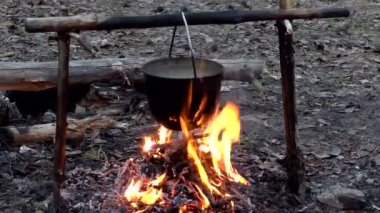 Yürüyüşte kaynar su. Doğatarafından romantizm yürüyüşü. Yemek ve içme turistler bir durak.