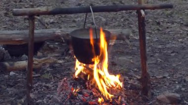 Yürüyüşte kaynar su. Doğatarafından romantizm yürüyüşü. Yemek ve içme turistler bir durak.