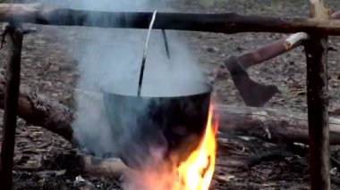 Yürüyüşte kaynar su. Doğatarafından romantizm yürüyüşü. Yemek ve içme turistler bir durak.