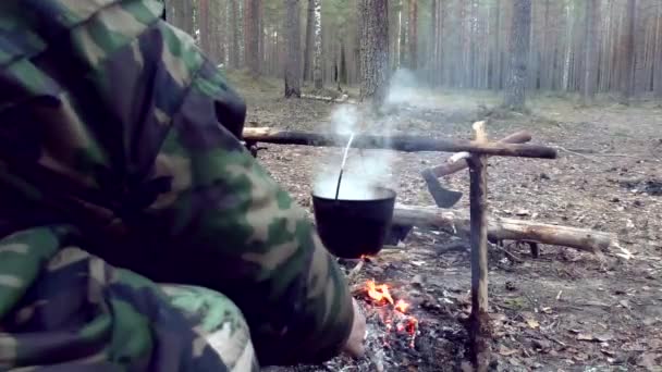 Boiling Water Fire Hike Romance Hiking Nature Cooking Drinking Tourists — Stock Video