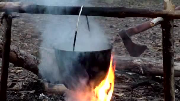 Boiling Water Fire Hike Romance Hiking Nature Cooking Drinking Tourists — Stock Video