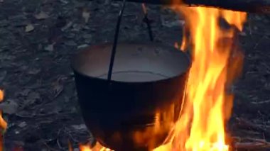 Yürüyüşte kaynar su. Doğatarafından romantizm yürüyüşü. Yemek ve içme turistler bir durak.