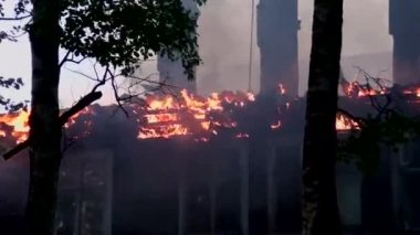 Eski ahşap bir evin yanması söndürmek. Yangın konut trajedisi.