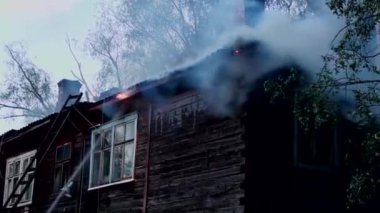 Eski ahşap bir evin yanması söndürmek. Yangın konut trajedisi.