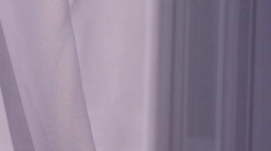 Penceredeki perdelerin arka planı. Rüzgarın estiren kumaş dokusu.  