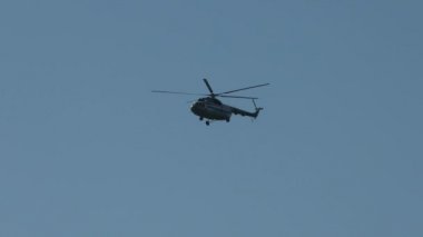 Helikopter gökyüzünde uçuyor. Mi-8 Rus uçağı uçuşta.