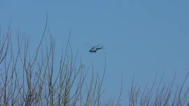 直升机在天空中飞行 8俄罗斯飞机在飞行中 — 图库视频影像