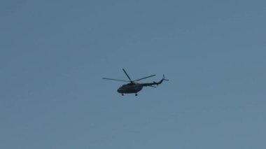 Helikopter gökyüzünde uçuyor. Mi-8 Rus uçağı uçuşta.
