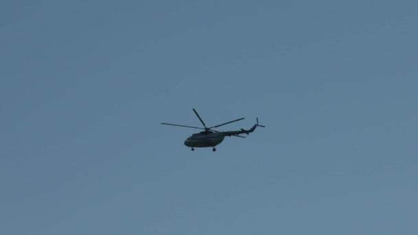 直升机在天空中飞行 8俄罗斯飞机在飞行中 — 图库视频影像