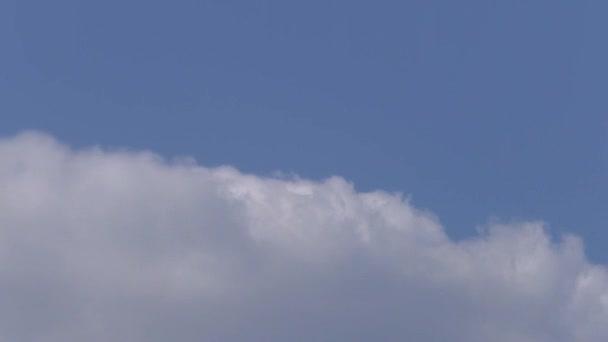 Wolken fliegen in den Himmel. — Stockvideo