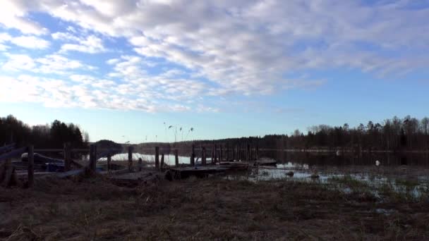 Las Nubes Vuelan Sobre Lago Viejo Muelle Madera Paisaje Costero — Vídeos de Stock