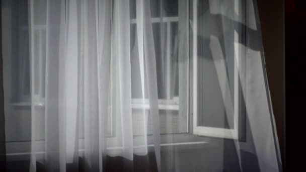 開いた窓の上に白いカーテン 生地から吹く風の背景 — ストック動画