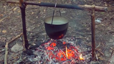 Yürüyüşte kaynar su. Doğatarafından romantizm yürüyüşü. Yemek ve içme turistler bir durak.