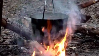 Yürüyüşte kaynar su. Doğatarafından romantizm yürüyüşü. Yemek ve içme turistler bir durak.