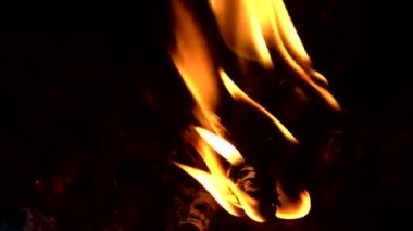 Ateş ateşi çok yakın. Yanma büyüleyici ve tehlikelidir..
