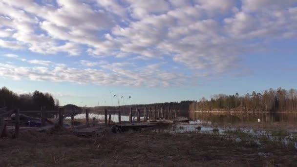 Wolken Vliegen Het Meer Oude Houten Pier Landschaps Kust Met — Stockvideo