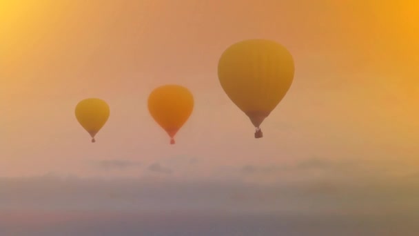 Repülő léggömbök a naplemente felhőiben. — Stock videók