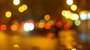 Şehrin gece hayatı. Arabalar ve insanlar ile sokaklarda Aydınlatma.