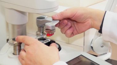 Laboratuvarda optik için lensler hazırlamak, gözler için lensler. Optometri görmenin iyileştirilmesi.