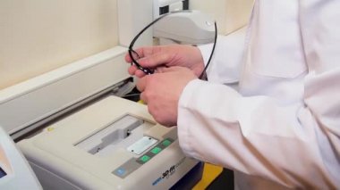 Laboratuvarda optik için lensler hazırlamak, gözler için lensler. Optometri görmenin iyileştirilmesi.