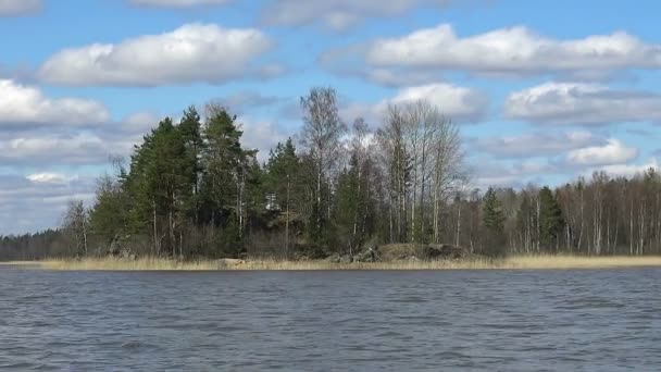 Costa com a natureza do Norte na primavera — Vídeo de Stock