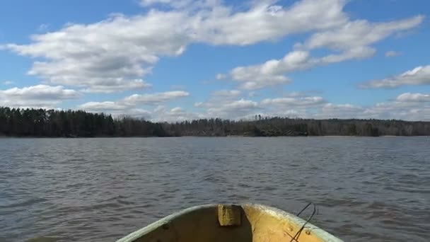 Barco en el agua por delante . — Vídeos de Stock