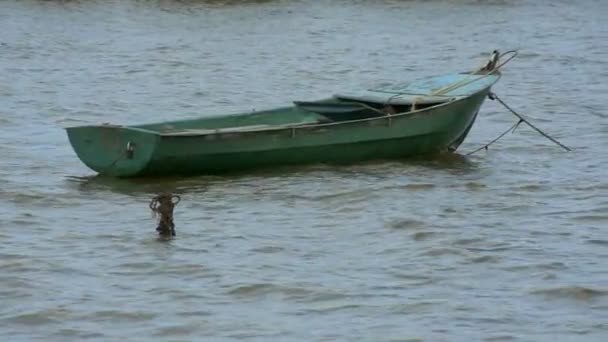 Лодка на воде. — стоковое видео