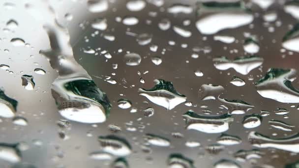 市内の雨の日 ガラスの上に水の縞と美しい背景 マクロ撮影がドロップします 窓の外の悪天候 — ストック動画