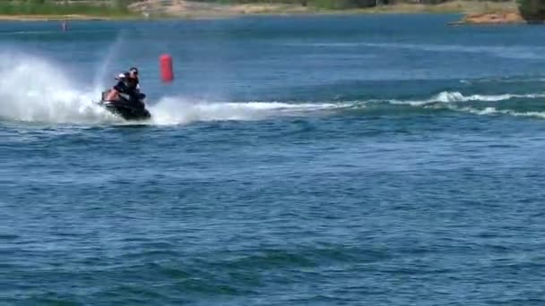 ジェットスキーでの水上競技 ウォーターバイクでレース 高速パーソナルスポーツウォータークラフトは 水を通って滑ります — ストック動画