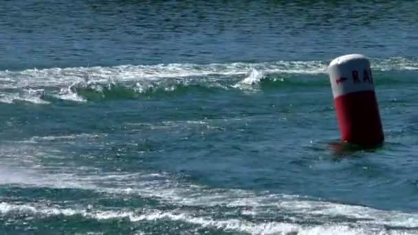 水上摩托艇上比赛 骑水上自行车 高速个人运动飞船在水中滑行 — 图库视频影像