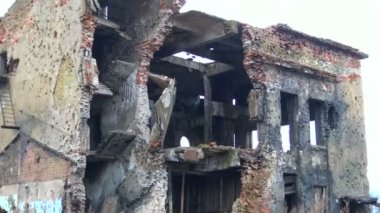 4k Video Naziler tarafından bombalama sonra bina yıkıldı. Rusya'da askeri kalıntılar, Leningrad bölgesi, Köy Sapernoe, 1941-1945 - bombalama sonra bina.