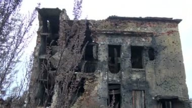4k Video Naziler tarafından bombalama sonra bina yıkıldı. Rusya'da askeri kalıntılar, Leningrad bölgesi, Köy Sapernoe, 1941-1945 - bombalama sonra bina.