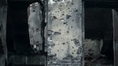 4k Video Naziler tarafından bombalama sonra bina yıkıldı. Rusya'da askeri kalıntılar, Leningrad bölgesi, Köy Sapernoe, 1941-1945 - bombalama sonra bina.