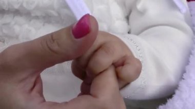 Çocuğun annesindeki eli. Annelik ve aile şu anda.