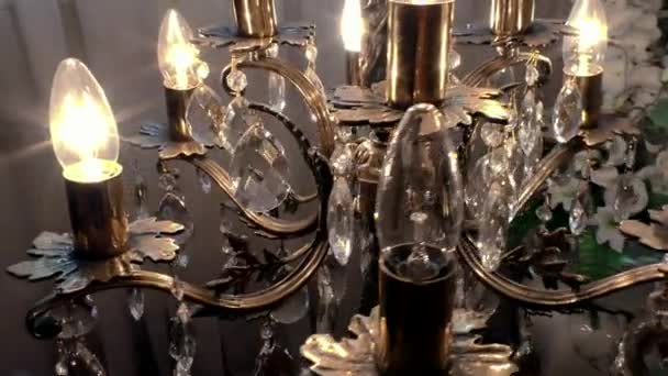 Podlahová Lampa Žárovkami Simuluje Svíčky Osvětlovací Zařízení Retro Stylu Interiéru — Stock video
