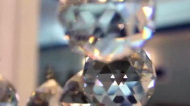 İç kısımda kristal toplar var. Cam topları yüzlerde ışık yansımaları askıya.