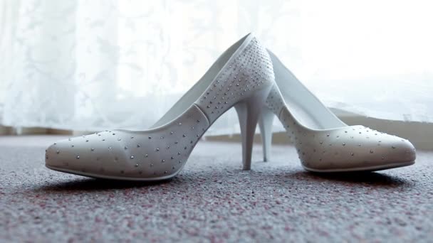 花嫁の結婚式の靴 エアカーテンの中に花嫁介添人の靴 花嫁が愛人を待っている白い靴 ラベルとタイトルの背景が良い — ストック動画