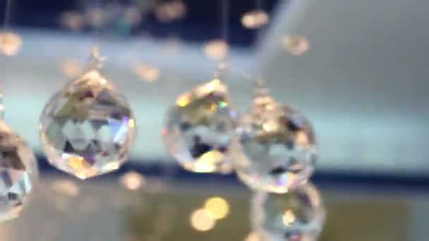 Bolas Cristal Interior Bolas Vidro Suspensas Reflexos Luz Sobre Rostos — Vídeo de Stock