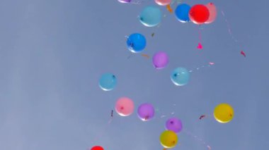 Şenlikli jel Balls gökyüzüne yüksek sinek. Plastik ve kimyasal nesnelerle çevre kirliliği.