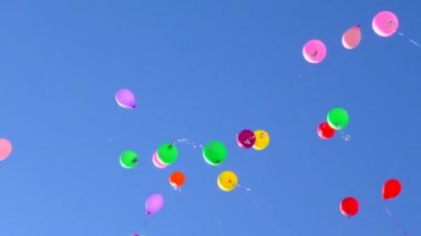 Şenlikli jel Balls gökyüzüne yüksek sinek. Plastik ve kimyasal nesnelerle çevre kirliliği.