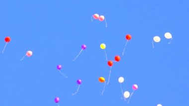 Şenlikli jel Balls gökyüzüne yüksek sinek. Plastik ve kimyasal nesnelerle çevre kirliliği.